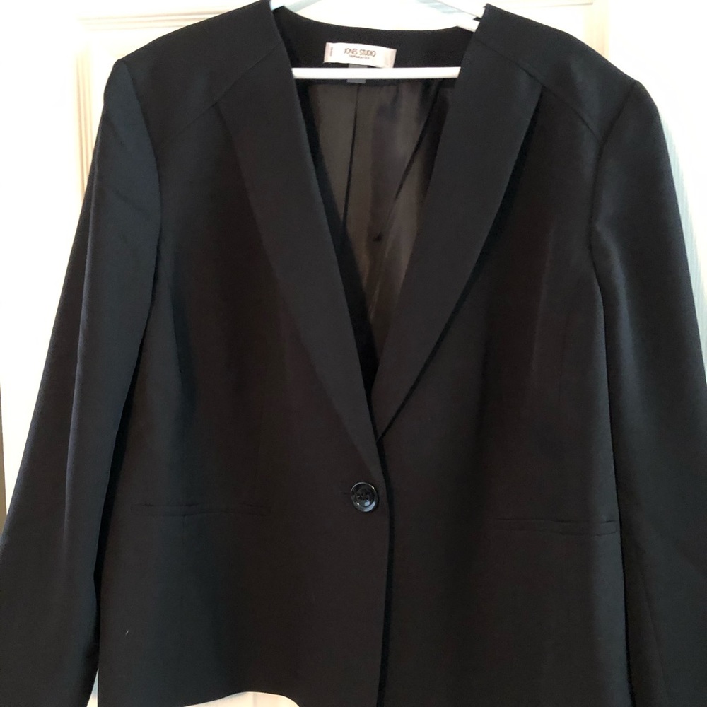 Jones Studio 1 button suit jacket 24w Never Worn